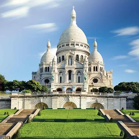 Chic And Spacious Apart With Parking *