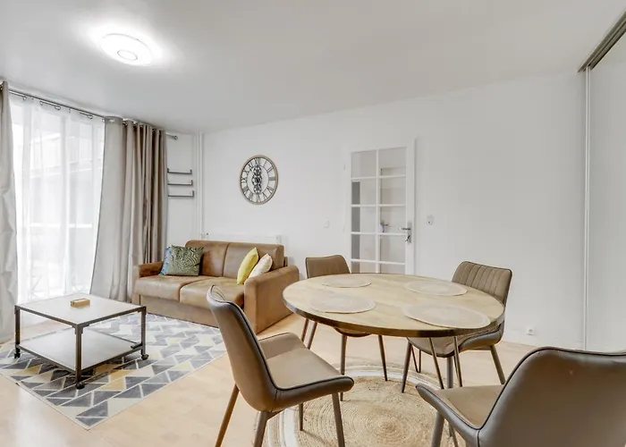 Chic And Spacious Apart With Parking アパート