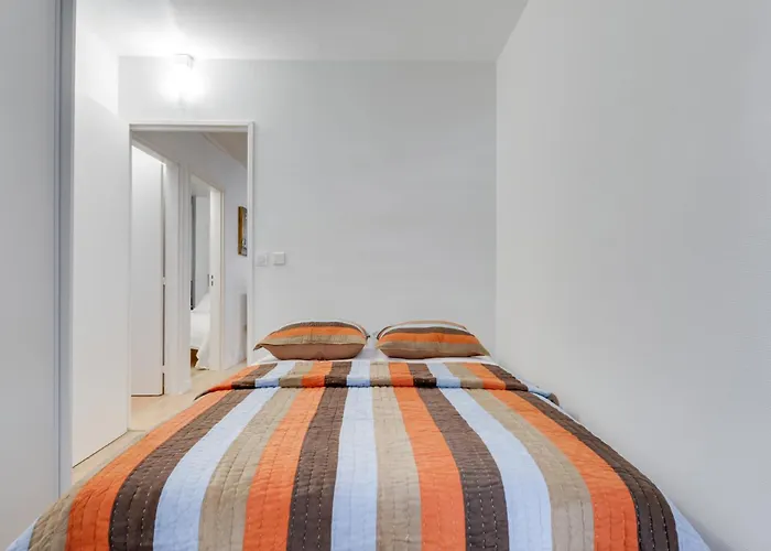 Chic And Spacious Apart With Parking