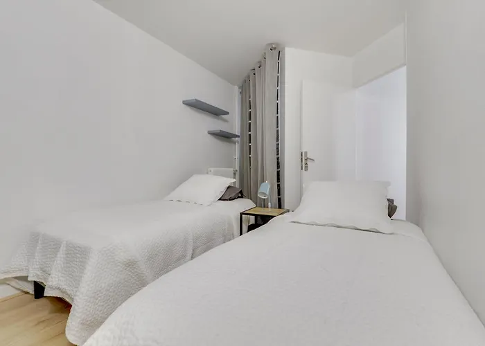 Chic And Spacious Apart With Parking アパート *