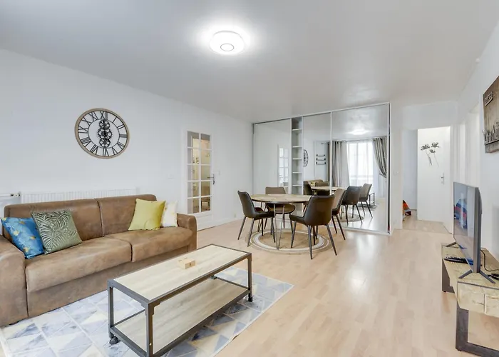Chic And Spacious Apart With Parking